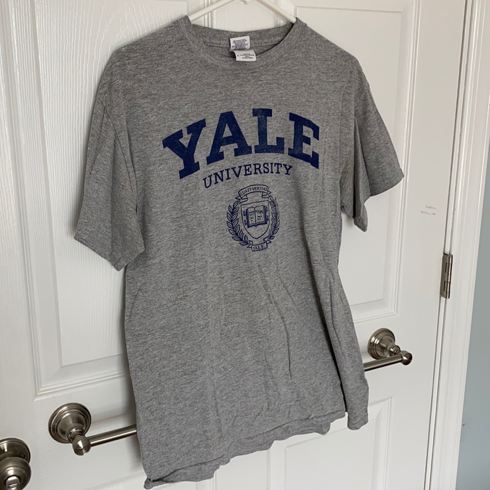 Unisex Yale University t shirt size medium
